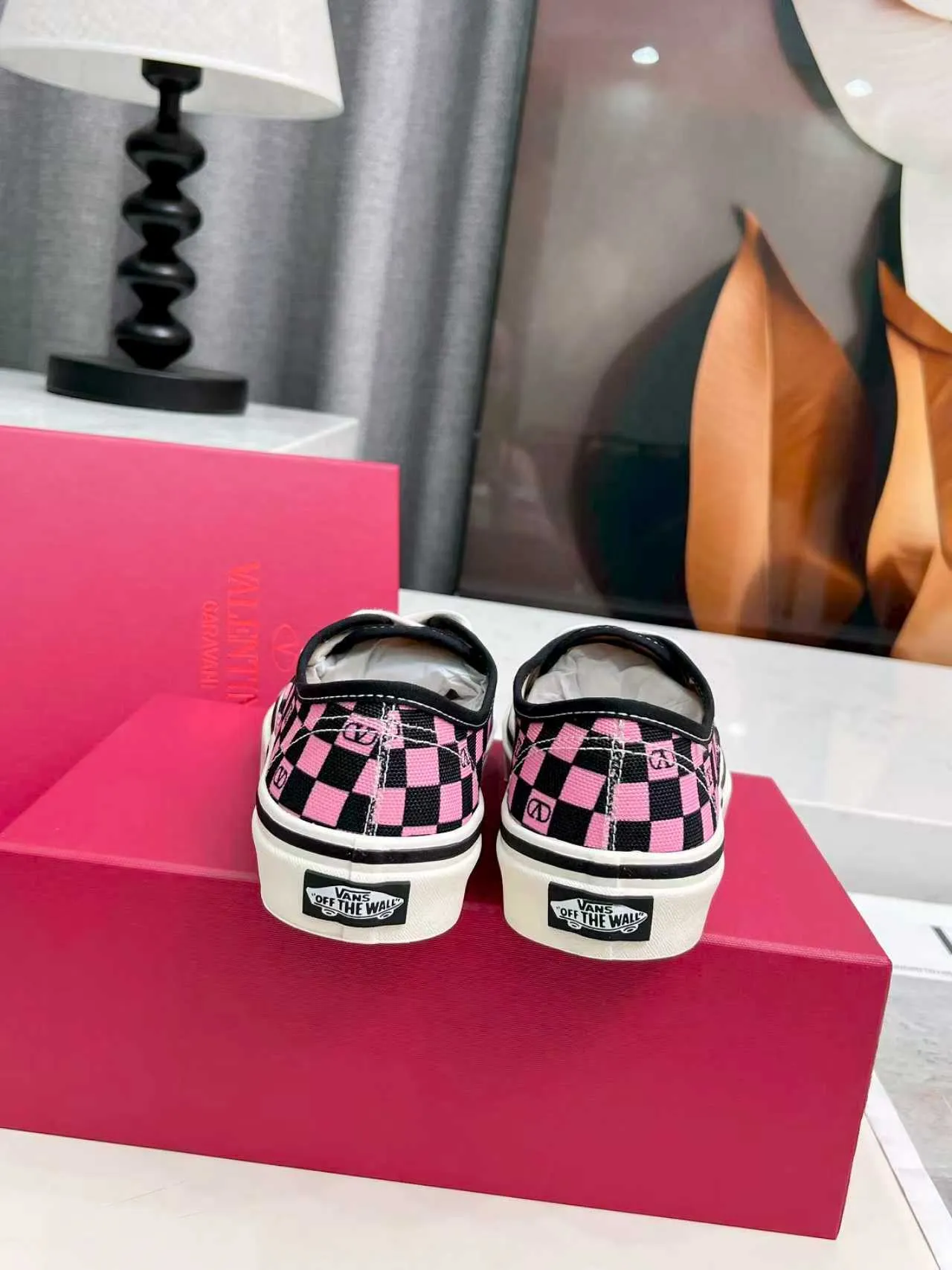 [Valentino Giving classic shoes a personality that spans the ages. Many celebrities - Jolin Tsai. Yang Zi. Liu Wen. Ma Baiquan. Choi Soobin. freen. Song Zuer. JJ Lin. zel. Cecilia Cheung. shark. Xin Yunlai...same style.